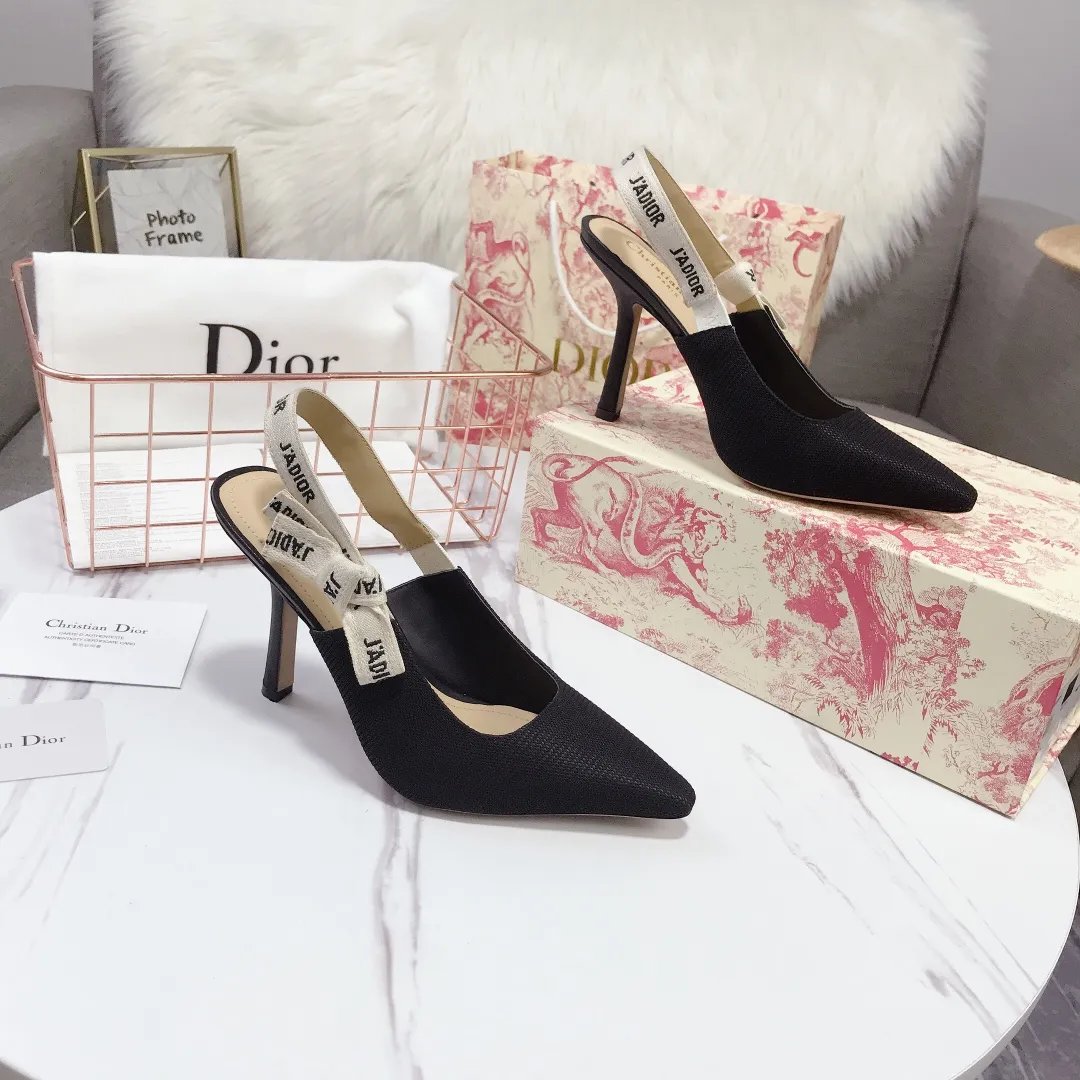 👟👟Ex-factory price 480 Dior’s popular sandals are now available🔥 🔥 The same style as the most popular internet celebrities and celebrities of the year💁 💁. The fabric is imported; calf patent leather (special material), the lining and feet are made of calf leather lining🐑. Original molded heel, heel height 10Cm 6.5cm💘 flat bottom 1.5cm, original molded metal outsole with five-pointed star LOGO mark✨. Original bow, 💅 Italian leather outsole. 👄💋 Full set of packaging (clamshell box, cloth bag, card, invoice, one-to-one wrapping paper) 34 40 41 customized